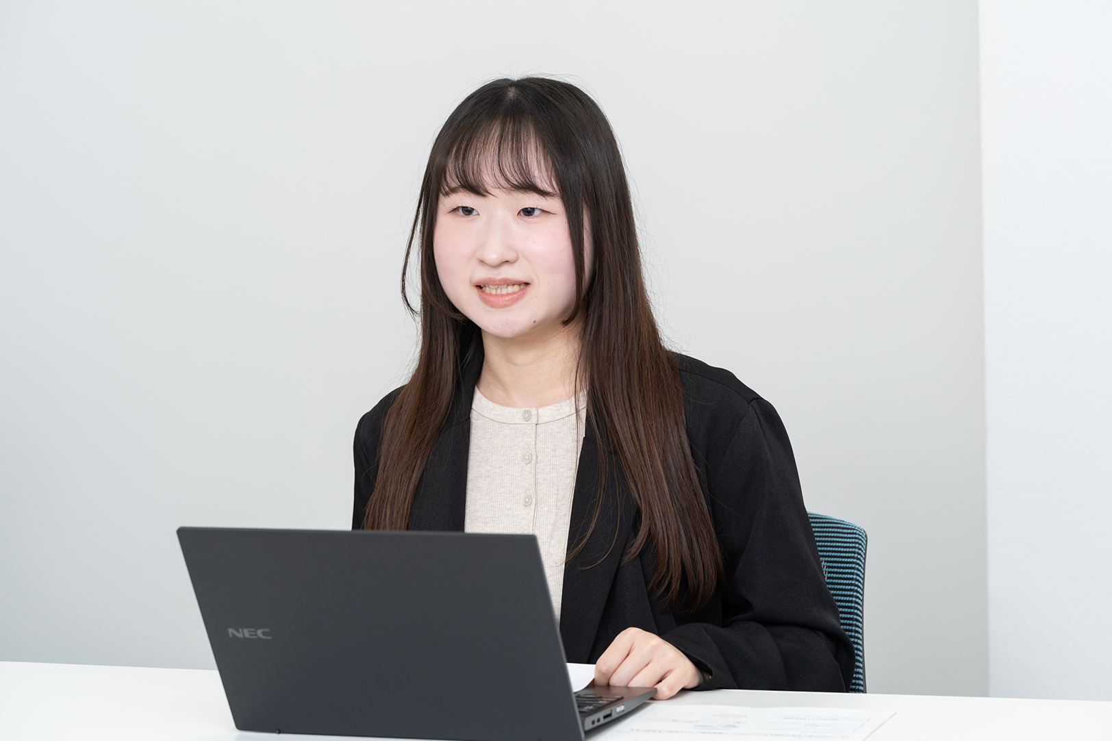 山本 奈緒氏